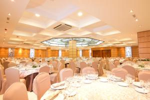 a banquet hall with white tables and chairs at Hotel Abades Loja in Loja
