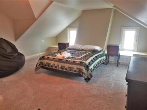 a bedroom with a bed in a attic at Downtown Bucher House in Hanover