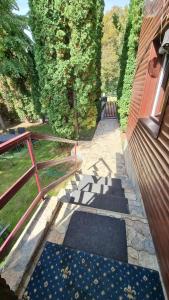 Ein Gehweg führt zu einem Haus mit einem Zaun in der Unterkunft MAXX Lodge in Bacău + 119 Fotos