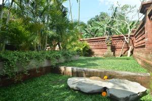 Taman di luar Kubu Manis Villa