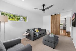 ein Wohnzimmer mit einem Sofa und einem Tisch in der Unterkunft Bamboo Beachhouse in Berrara