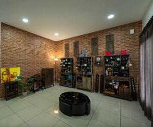 Cette chambre est dotée d'un mur en briques et d'une terrasse. dans l'établissement CloClo Villa - Truly Cuti-Cuti Melaka (24pax), à Malacca 40 autres photos