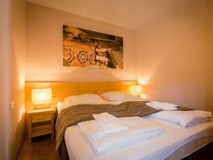 トゥルラッハー・ヘーエにあるCozy Apartment near Ski Area in Turracherhoheのベッドルーム1室(白い枕2つ付きのベッド1台付)