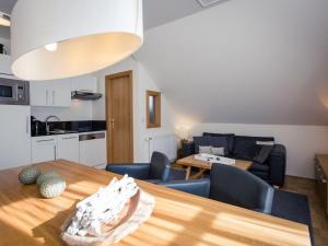 トゥルラッハー・ヘーエにあるCozy Apartment near Ski Area in Turracherhoheのキッチン、リビングルーム(テーブル、椅子付)