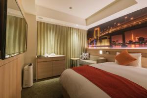um quarto de hotel com uma cama e uma televisão em Hotel JAL City Haneda Tokyo West Wing em Tóquio