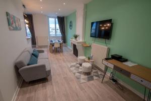 Televízia a/alebo spoločenská miestnosť v ubytovaní Appartement Quai Jean Jaurès Le Panorama