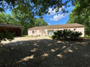 une maison blanche avec un garage et une allée dans l'établissement Cahors 10 personnes piscine Villa Carpe Diem certifiée 4 étoiles, à Arcambal