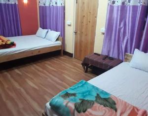 Giường trong phòng chung tại Chibbo Retreat - A Hamlet near Kalimpong by StayApart