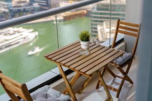 Fotografie z fotogalerie ubytování Nice & Comfy 1BR w/ Marina Views / Walk to beach v Dubaji