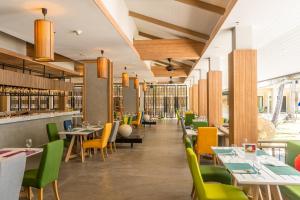 Ein Restaurant oder anderes Speiselokal in der Unterkunft Radisson Resort and Suites Phuket 