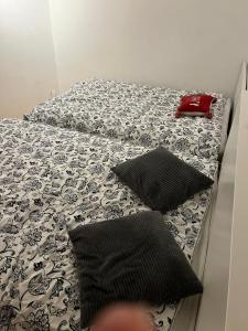 Un pat sau paturi într-o cameră la Chiswick two minutes station home