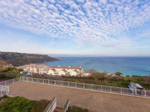 een uitzicht op de oceaan vanuit een huis bij Laurellie in Carbis Bay