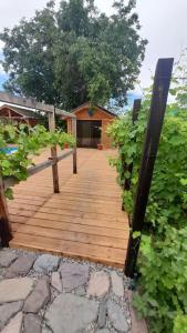 Nada vineyard في Rakhat: ممشى خشبي يؤدي إلى منزل