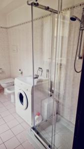 a bathroom with a washing machine and a toilet at Loft Garibaldi in Correggio
