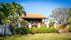 una casa con una puerta y una valla en SeeSea Thai wooden house on beachfront en Prachuap Khiri Khan