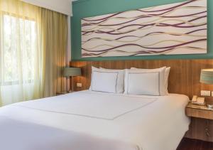 Ein Bett oder Betten in einem Zimmer der Unterkunft Radisson Resort and Suites Phuket