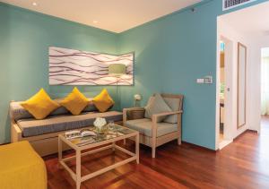 Ein Sitzbereich in der Unterkunft Radisson Resort and Suites Phuket