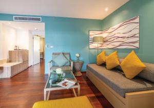 Ein Sitzbereich in der Unterkunft Radisson Resort and Suites Phuket