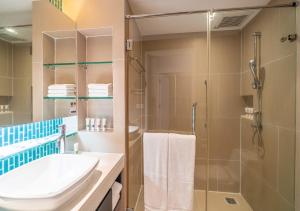 Ein Badezimmer in der Unterkunft Radisson Resort and Suites Phuket