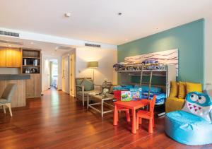 Ein Sitzbereich in der Unterkunft Radisson Resort and Suites Phuket