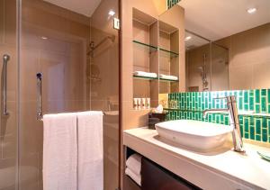 Ein Badezimmer in der Unterkunft Radisson Resort and Suites Phuket