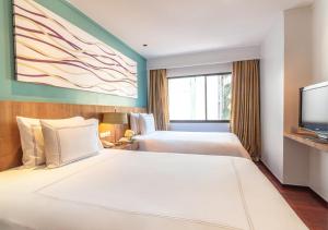 Ein Bett oder Betten in einem Zimmer der Unterkunft Radisson Resort and Suites Phuket