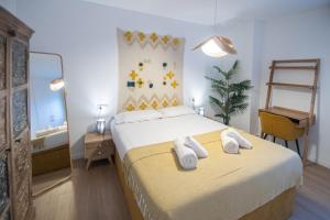 a bedroom with a bed with towels on it at Apartamento La Habanera de Cadiz in Cádiz