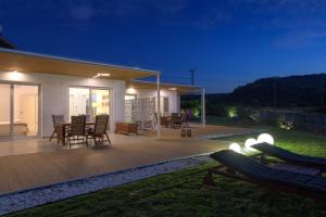 The swimming pool at or close to Niva Kamiros Apartments