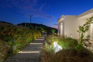 A garden outside Niva Kamiros Apartments