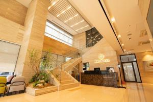 un vestíbulo de un hotel con una escalera en un edificio en IBC Hotel Dongdaemun, en Seúl