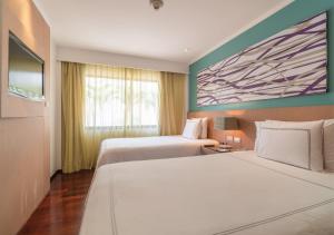 Ein Bett oder Betten in einem Zimmer der Unterkunft Radisson Resort and Suites Phuket