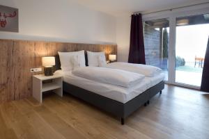 Ski & Golf Suites Zell am See by Alpin Rentals tesisinde bir odada yatak veya yataklar