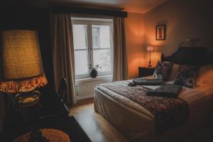 Postel nebo postele na pokoji v ubytování Mojo Hotell + 37 fotografií