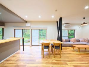 cocina y sala de estar con mesa y sillas en Villa Fuji-fumoto -富士宮 麓のヴィラ- 