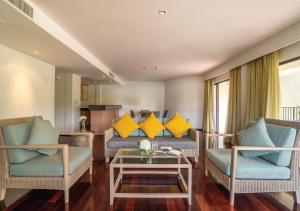 Ein Sitzbereich in der Unterkunft Radisson Resort and Suites Phuket