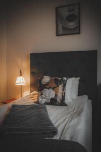 Voodi või voodid majutusasutuse Mojo Hotell toas