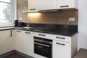 A kitchen or kitchenette at Ski & Golf Suites Zell am See by Alpin Rentals - incl Summercard Még 37 kép