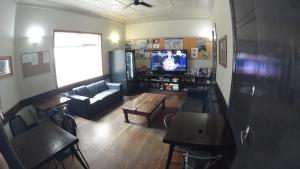 Uma TV ou centro de entretenimento em Coogee Beach House