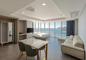 TV a/nebo společenská místnost v ubytování Sun Cloud Hotel