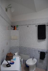 łazienka z toaletą i umywalką w obiekcie casa vacanze calasetta w mieście Calasetta