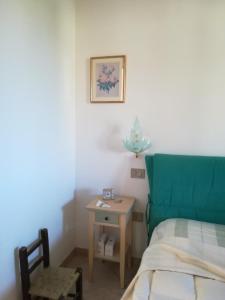 sypialnia z łóżkiem i małym stołem w obiekcie casa vacanze calasetta w mieście Calasetta