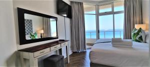 sypialnia z łóżkiem i dużym lustrem w obiekcie 903 Oyster Quays - by Stay in Umhlanga w mieście Durban