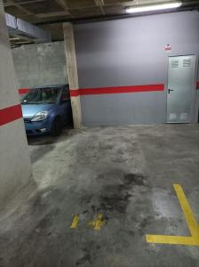 un garaje con un coche aparcado en él en Duplex acogedor y cómodo en San Sebastián de los Reyes