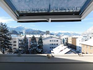 una ventana con vistas a la ciudad en BinderS Budget City-Mountain Hotel, en Innsbruck