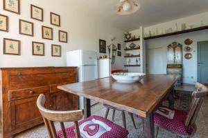 cocina con mesa de madera y sillas en Lidia - Agriturismo La Valentina en Talamone