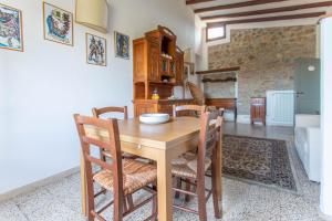 uma sala de jantar com uma mesa de madeira e cadeiras em Enrica - Agriturismo La Valentina em Talamone