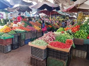 einen Markt mit vielen verschiedenen Arten von Obst und Gemüse in der Unterkunft Hivernage Founty in Agadir