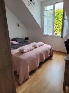 2 bedden in een witte kamer met een raam bij Bléré maison centre ville proche Beauval et Chenonceau in Bléré