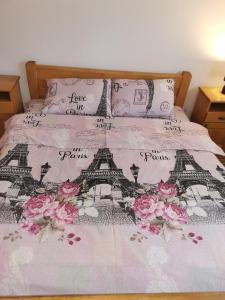 Una cama con flores rosas encima. en Apartment Kalpačina, en Žabljak 24 fotos más