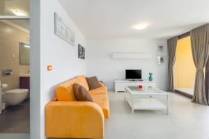 een woonkamer met een bank en een tafel bij Apartment Mara Premium in Poreč